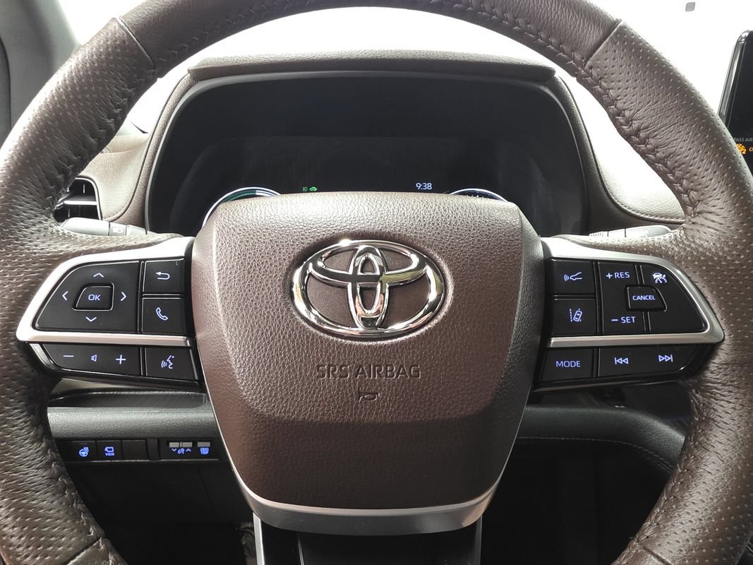 Used 2024 Toyota Sienna Platinum AWD/4WD image 32