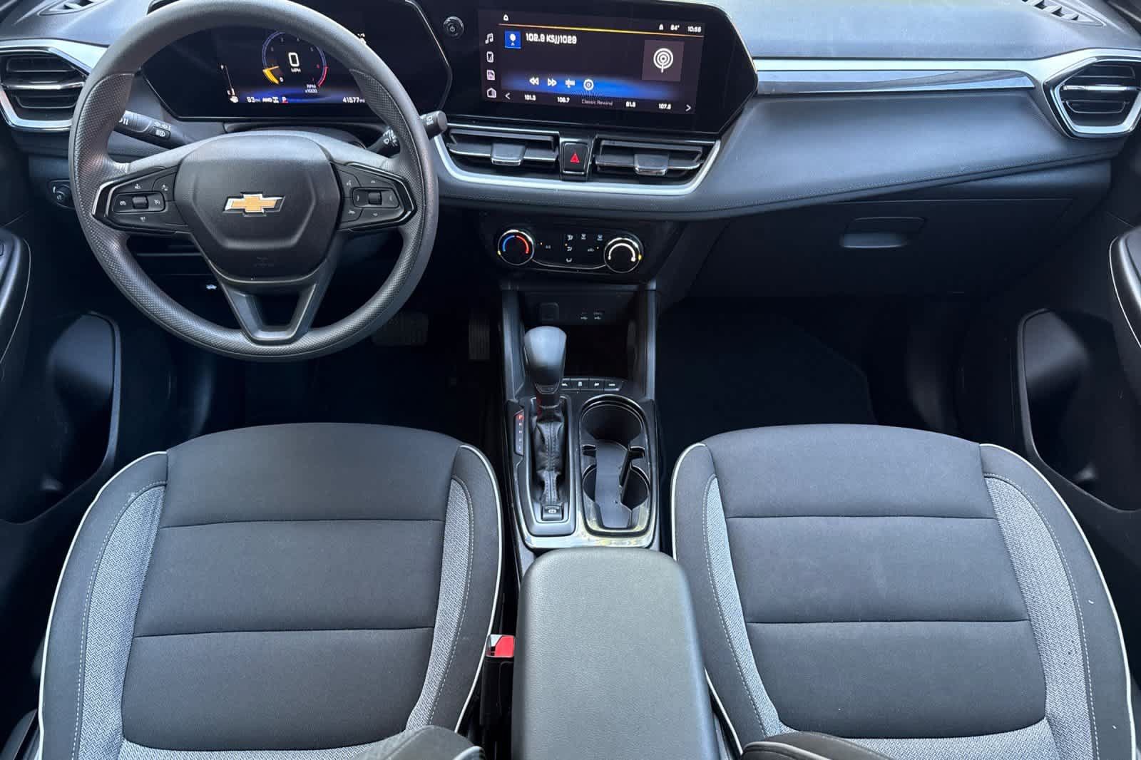 Used 2025 Chevrolet TrailBlazer LT AWD/4WD image 3