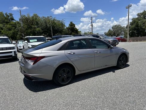 Used 2023 Hyundai Elantra SEL w/ Preferred Accessory Package FWD image 8