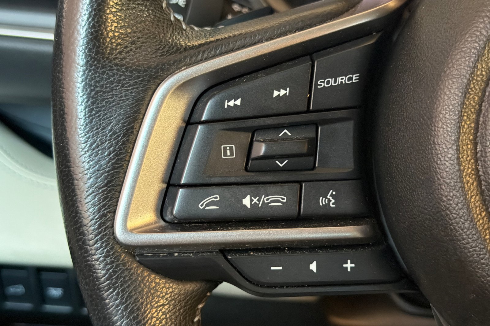 Used 2023 Subaru Ascent Limited AWD/4WD image 33