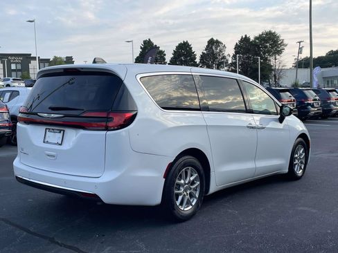 Used 2024 Chrysler Pacifica Touring-L FWD image 7