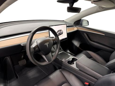 Certified 2023 Tesla Model Y Long Range AWD/4WD image 9