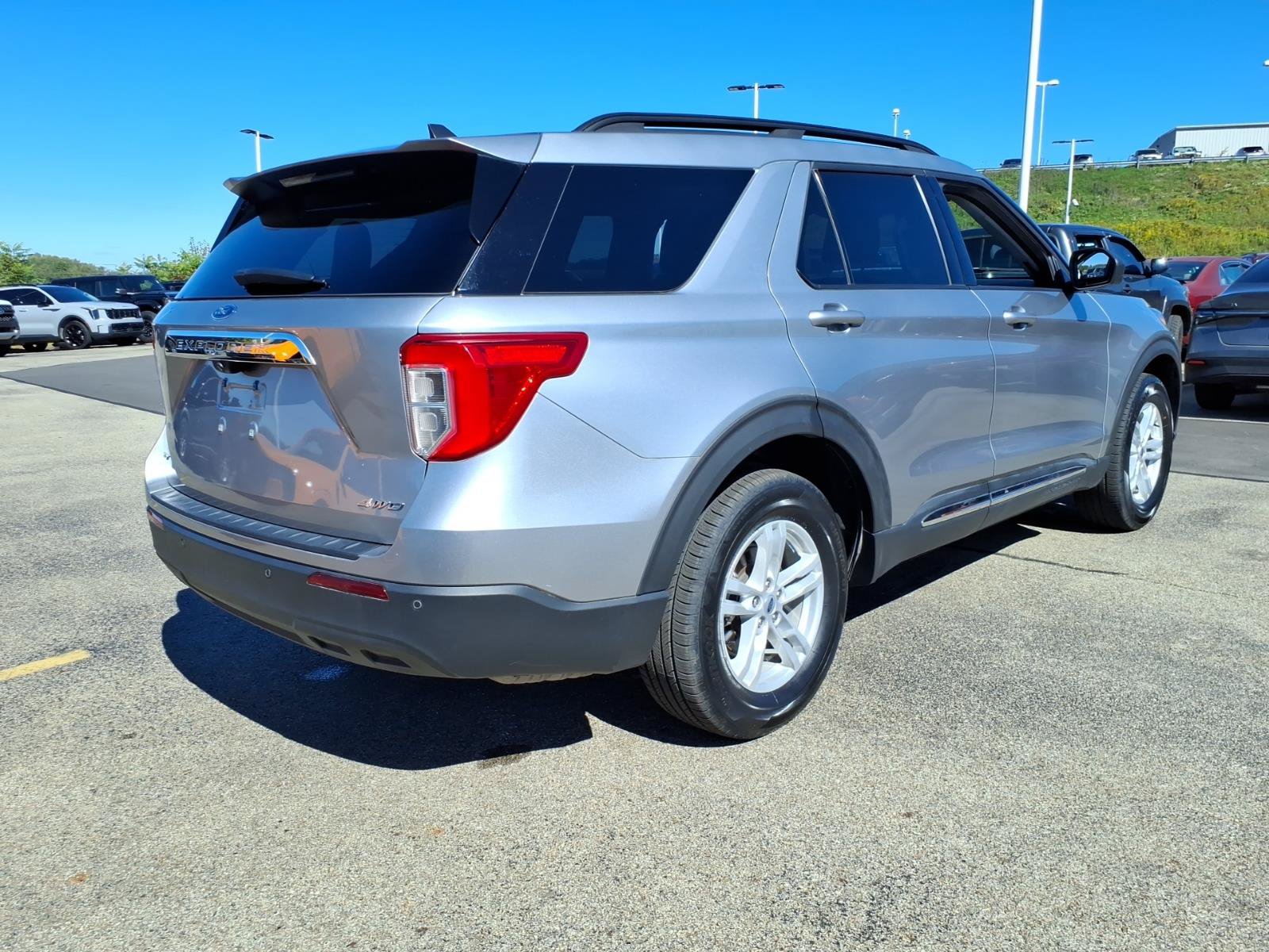 Used 2023 Ford Explorer XLT AWD/4WD image 5