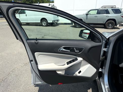 Used 2019 Mercedes-Benz GLA 250 4MATIC image 14