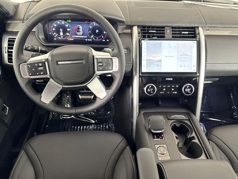 Certified 2025 Land Rover Discovery Metropolitan Edition image 11
