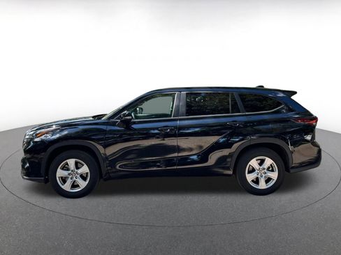 Used 2025 Toyota Highlander LE FWD image 4