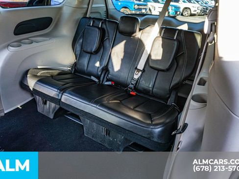 Used 2024 Chrysler Pacifica Select image 23