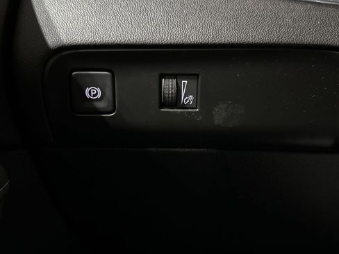 Used 2023 Buick Enclave Essence image 18