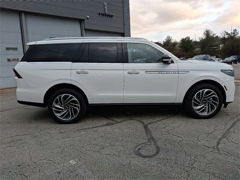 Used 2025 Lincoln Navigator Reserve image 7