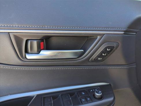 Certified 2022 Toyota Venza XLE image 12