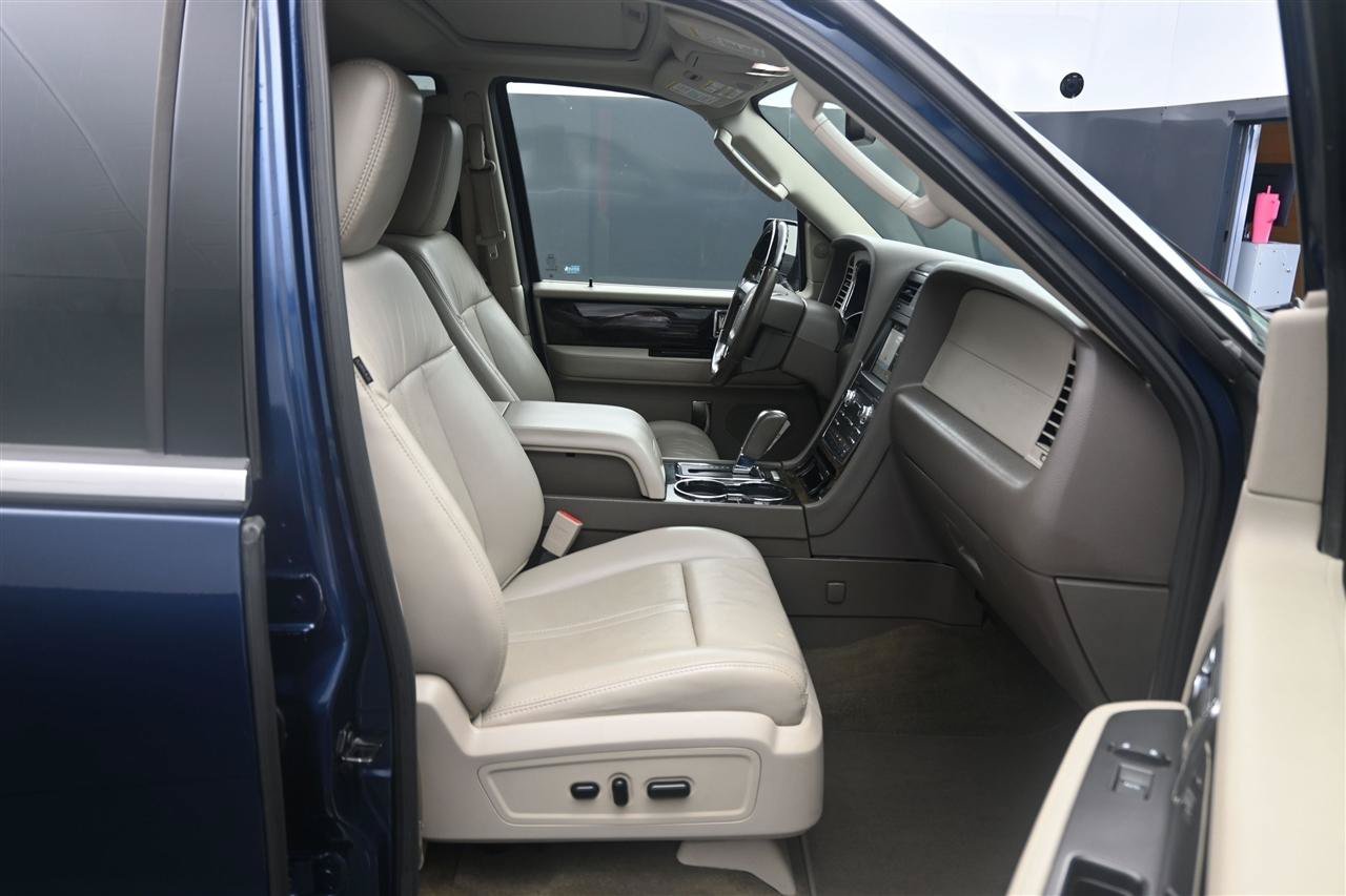 Used 2017 Lincoln Navigator Select AWD/4WD image 9