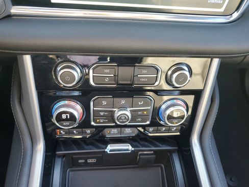 Used 2024 GMC Yukon XL Denali image 27