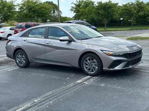 Used 2024 Hyundai Elantra SEL FWD image 11