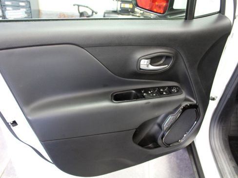Used 2020 Jeep Renegade Altitude AWD/4WD image 17