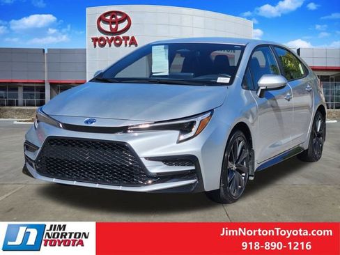 Used 2024 Toyota Corolla SE image 3