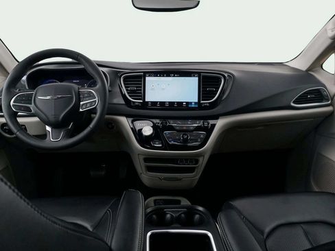 Used 2023 Chrysler Pacifica Touring-L FWD image 22