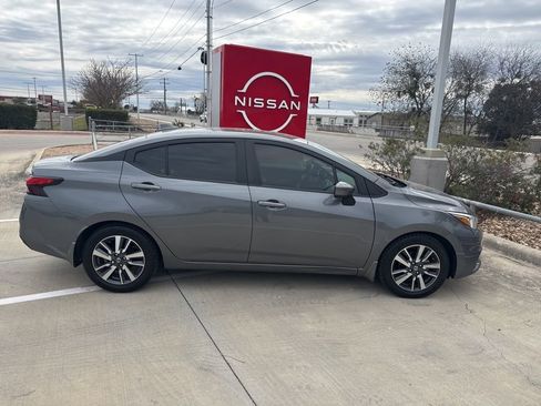 Used 2020 Nissan Versa SV image 2