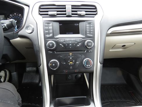 Used 2017 Ford Fusion SE image 25