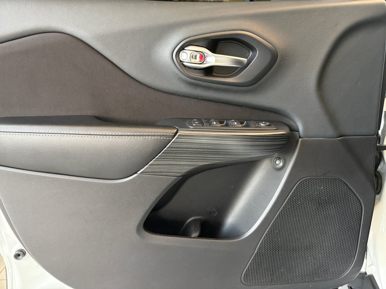 Used 2015 Jeep Cherokee Latitude FWD image 14