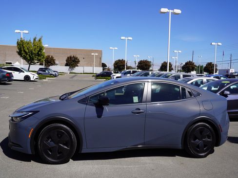 Used 2025 Toyota Prius LE FWD image 6