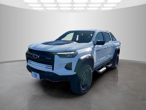 Used 2025 Chevrolet Colorado ZR2 w/ Midnight Edition image 8