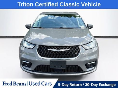Used 2023 Chrysler Pacifica Touring-L FWD image 2