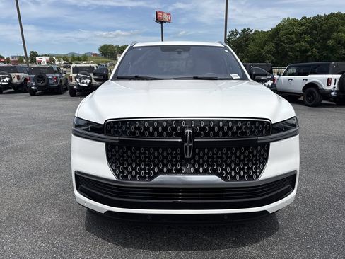 Used 2025 Lincoln Navigator L Reserve AWD/4WD image 2
