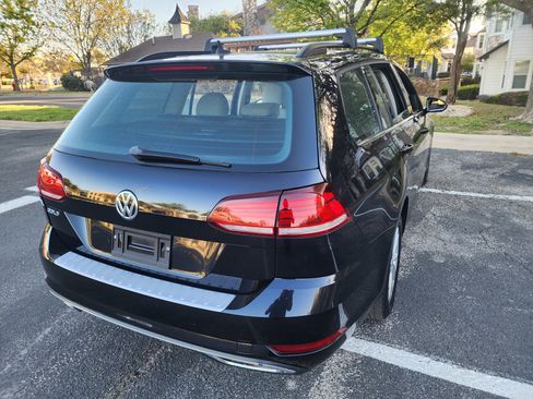 Used 2019 Volkswagen Golf S image 7