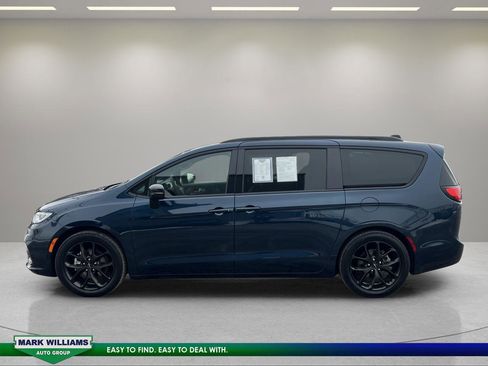 Used 2025 Chrysler Pacifica Limited image 6