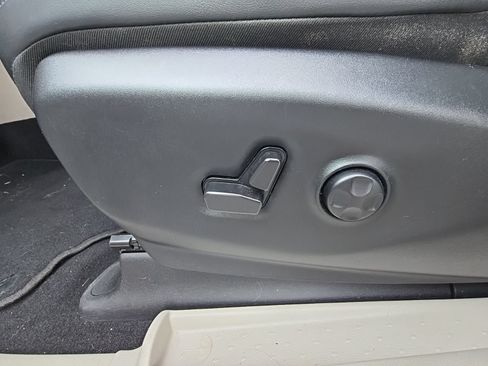 Used 2023 Chrysler Pacifica Touring-L FWD image 11