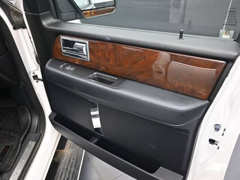 Used 2016 Lincoln Navigator Select AWD/4WD image 37