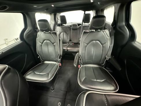 Used 2025 Chrysler Pacifica Limited FWD image 26