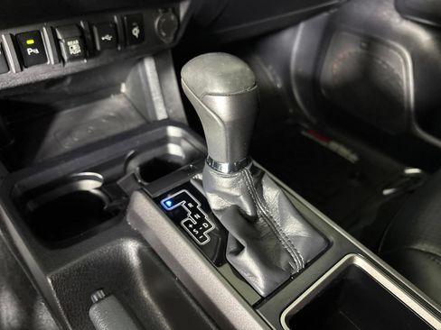 Used 2020 Toyota Tacoma TRD Sport w/ TRD Premium Sport Package AWD/4WD image 23