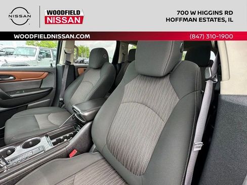 Used 2015 Chevrolet Traverse LT w/ Style and Technology Package FWD image 24