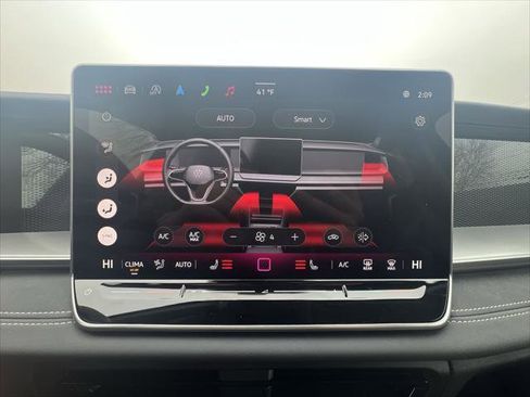 Used 2025 Volkswagen Tiguan SE AWD/4WD image 18