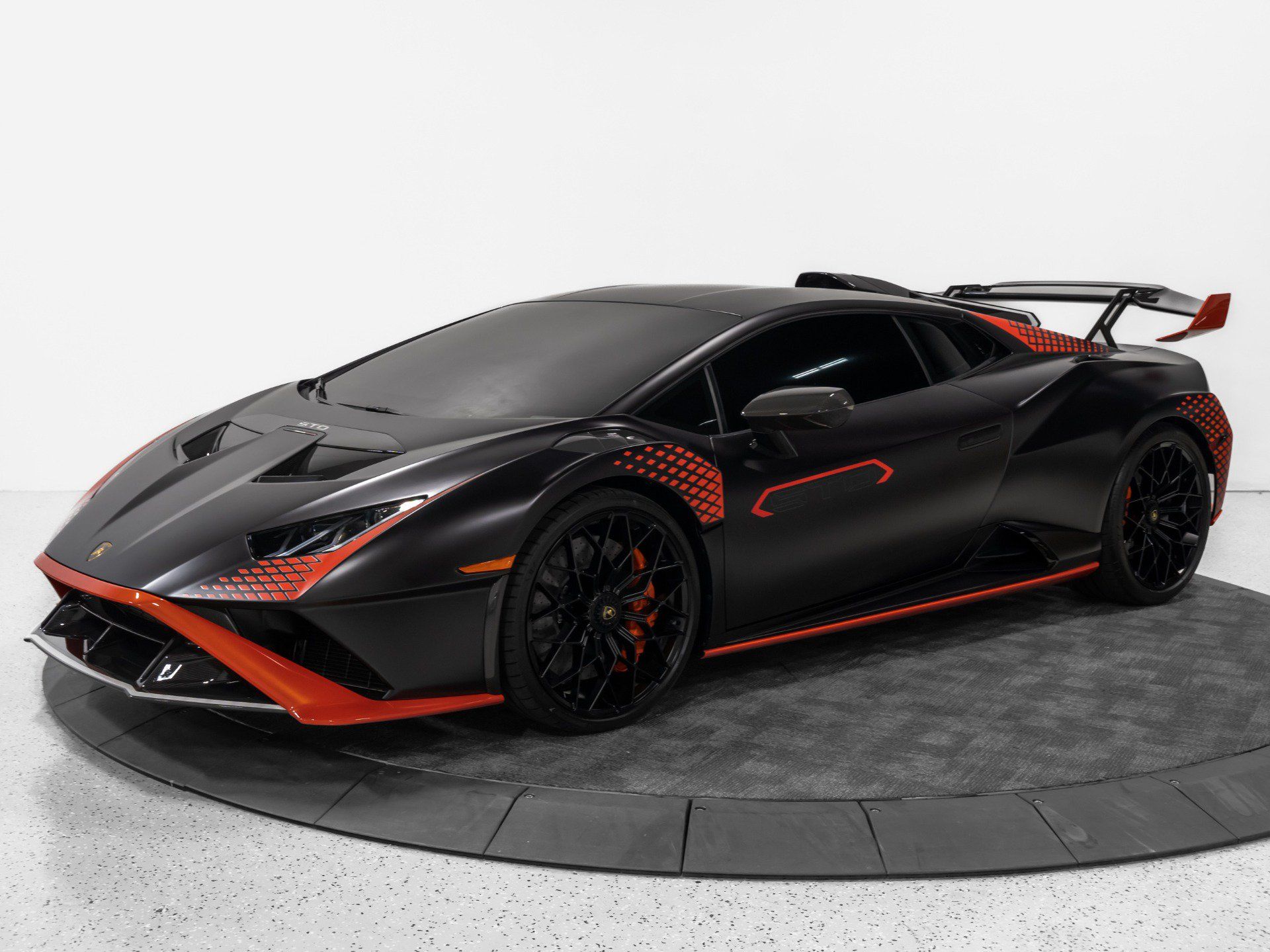 Used 2024 Lamborghini Huracan STO RWD image 3