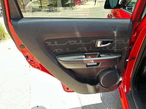 Used 2013 Kia Soul + w/ Audio Pkg FWD image 31