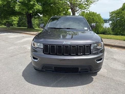 Used 2017 Jeep Grand Cherokee Laredo w/ Quick Order Package 23E AWD/4WD image 2