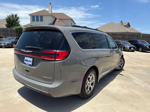 Used 2022 Chrysler Pacifica Limited FWD image 5