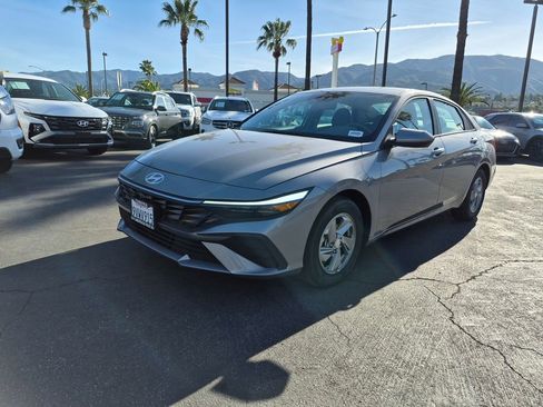 Used 2025 Hyundai Elantra SE image 3