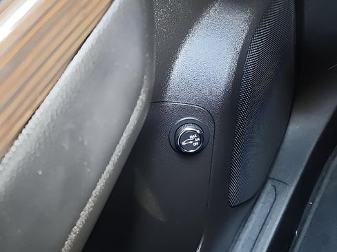 Used 2023 GMC Acadia SLE w/ Driver Convenience Package image 11