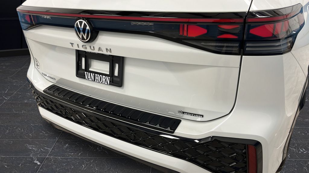 Used 2026 Volkswagen Tiguan SEL R-Line AWD/4WD image 38