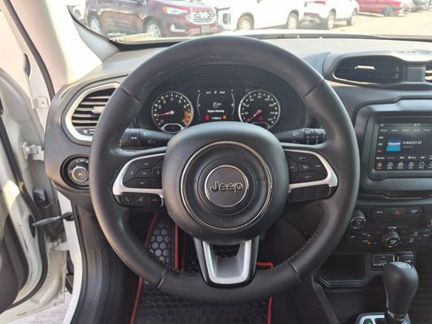 Used 2018 Jeep Renegade Latitude FWD image 17