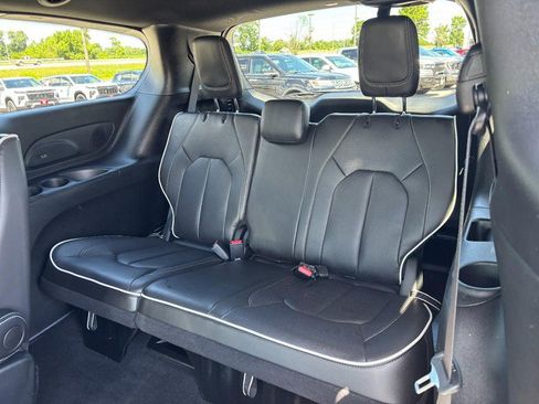 Used 2026 Chrysler Pacifica Limited FWD image 10