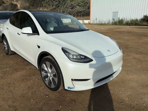 Used 2021 Tesla Model Y Long Range image 2