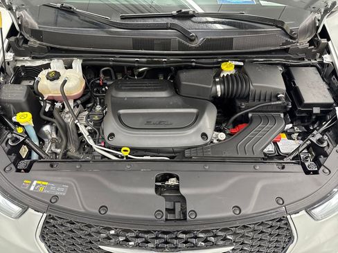 Used 2024 Chrysler Pacifica Touring-L image 10