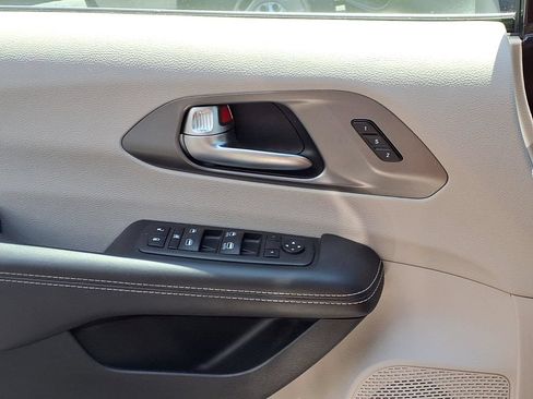 Used 2023 Chrysler Pacifica Touring-L FWD image 15