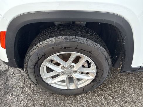 Used 2024 Jeep Grand Cherokee Laredo X image 25