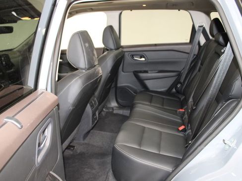 Used 2023 Nissan Rogue SL w/ SL Premium Package image 18