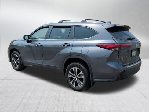 Used 2023 Toyota Highlander XLE AWD/4WD image 5